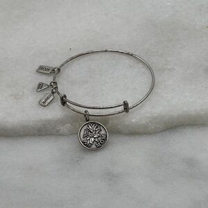 ✔️Mom w/ Iris Charm Bangle